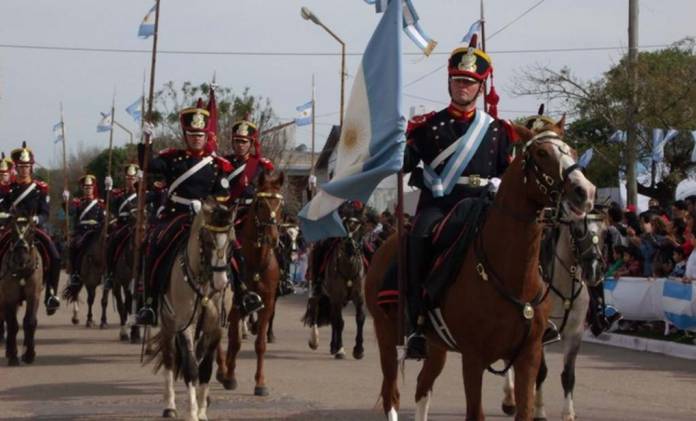 GRANADEROS.A.CABALLO.25DEMAYO2015