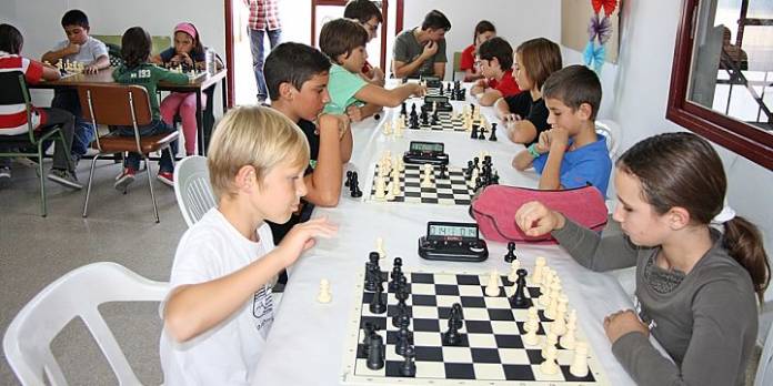 IMG_7419-niños-jugando-ajedrez_opt-1