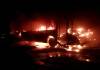 Voraz incendio en un galpón consumió tres colectivos de una empresa de transporte urbano