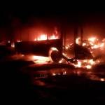 Voraz incendio en un galpón consumió tres colectivos de una empresa de transporte urbano