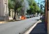 Se incendió un auto en pleno centro de Corrientes y los bomberos apagaron las llamas