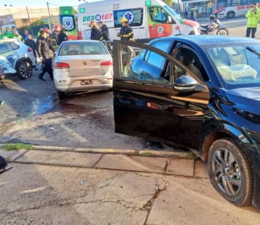 Un conductor ebrio ignoró el semáforo y estuvo a punto de causar un choque fatal