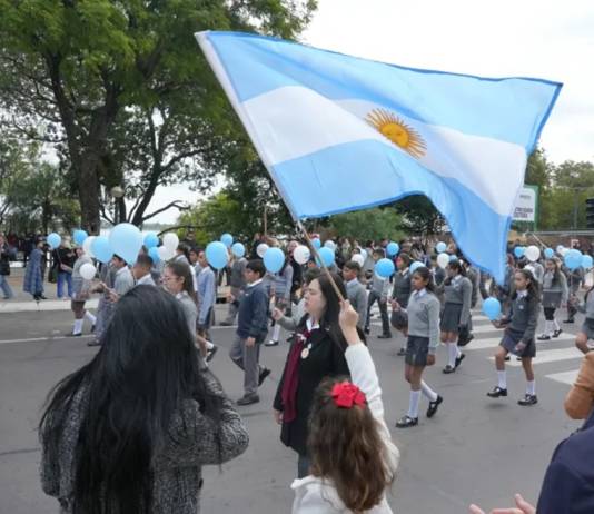 Multitudinario desfile en la Costanera correntina: una postal de celeste y blanco